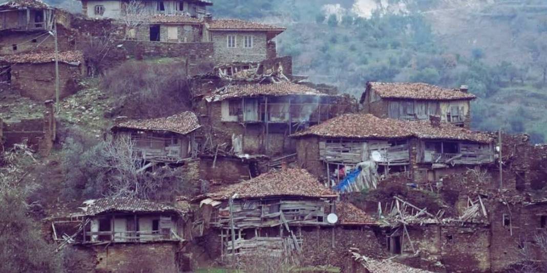 Haritada bir hayalet gibi duran köy! Karanlıkta fısıldayan, aydınlıkta ürküten evlerle dolu… Burası Türkiye’de… 1